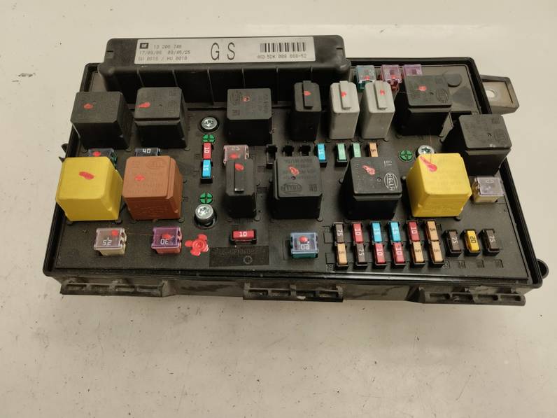 CAJA RELES FUSIBLES OPEL ASTRA GTC 2006 1.9 CDTI (120 CV)