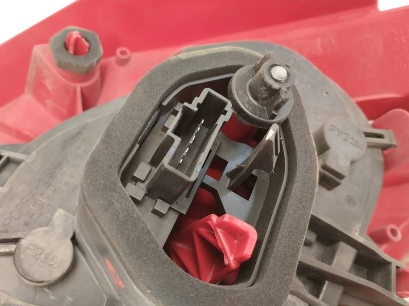 PILOTO TRASERO IZQUIERDO PEUGEOT 208 2013 1.4 HDI FAP (68 CV)