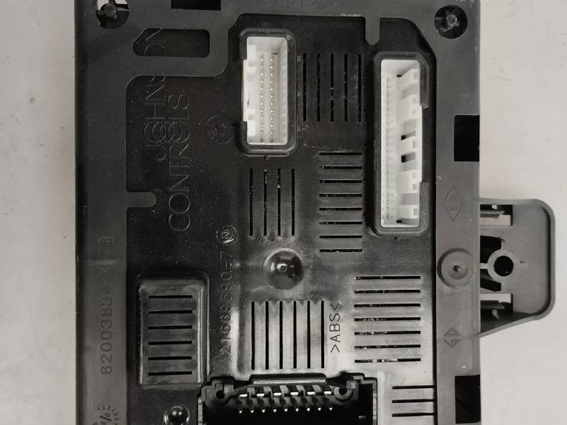 CAJA RELES FUSIBLES RENAULT CLIO III 2009 1.2 16V (101 CV)