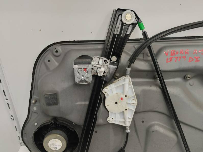 ELEVALUNAS DELANTERO IZQUIERDO VOLKSWAGEN BORA BERLINA 2003 1.6 16V (105 CV)