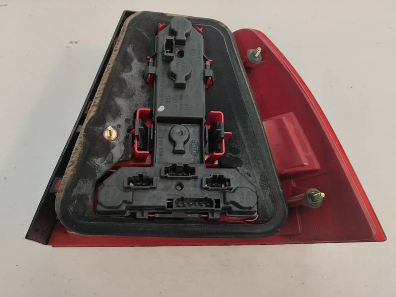 PILOTO TRASERO IZQUIERDO VOLKSWAGEN BORA BERLINA 2003 1.6 16V (105 CV)