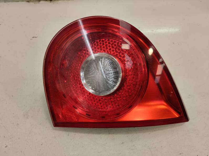 PILOTO TRASERO DERECHO INTERIOR VOLKSWAGEN GOLF V BERLINA 2004 2.0 16V FSI (150 CV)