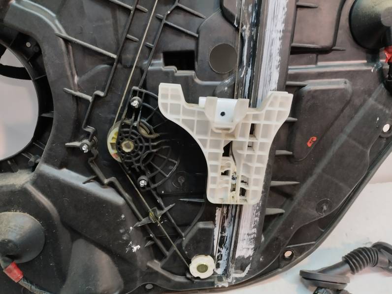 ELEVALUNAS TRASERO IZQUIERDO KIA CARENS 2015 1.7 CRDI (116 CV)