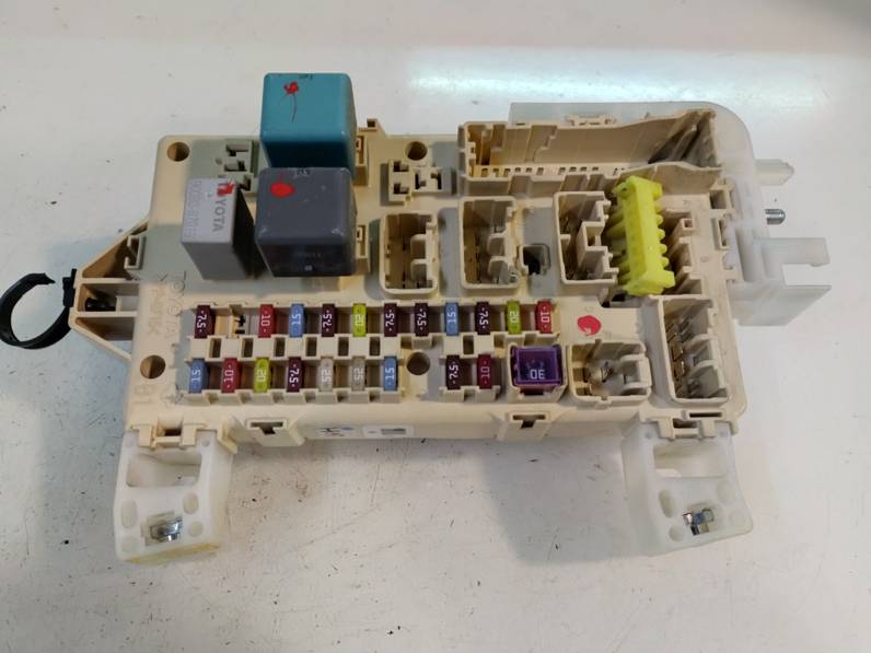 CAJA RELES FUSIBLES TOYOTA COROLLA VERSO 2007 2.2 TURBODIESEL (136 CV)