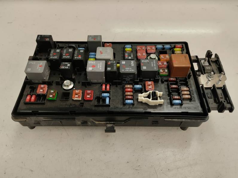 CAJA RELES FUSIBLES OPEL INSIGNIA SPORTS TOURER 2009 2.0 CDTI (131 CV)