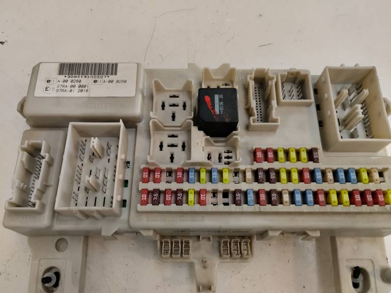 CAJA RELES FUSIBLES FORD FOCUS BERLINA 2005 1.6 TDCI (109 CV)