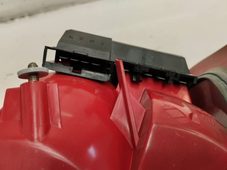 PILOTO TRASERO IZQUIERDO AUDI 80 1992 2.0 (116 CV)