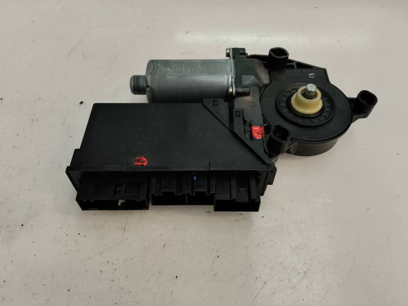 MOTOR ELEVALUNAS DELANTERO DERECHO AUDI A4 BERLINA 2003 1.9 TDI (131 CV)