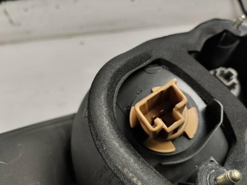 PILOTO TRASERO IZQUIERDO MAZDA 6 BERLINA 2004 2.0 D (136 CV)