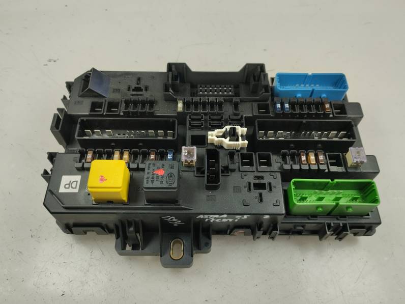 CAJA RELES FUSIBLES OPEL ASTRA H BERLINA 2005 1.7 16V CDTI (101 CV)