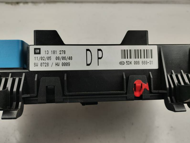 CAJA RELES FUSIBLES OPEL ASTRA H BERLINA 2005 1.7 16V CDTI (101 CV)