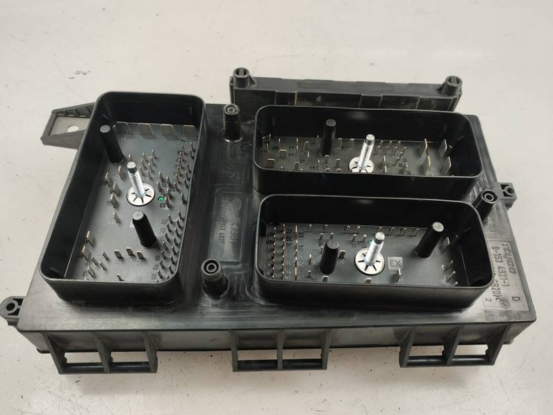 CAJA RELES FUSIBLES OPEL ASTRA H BERLINA 2005 1.7 16V CDTI (101 CV)