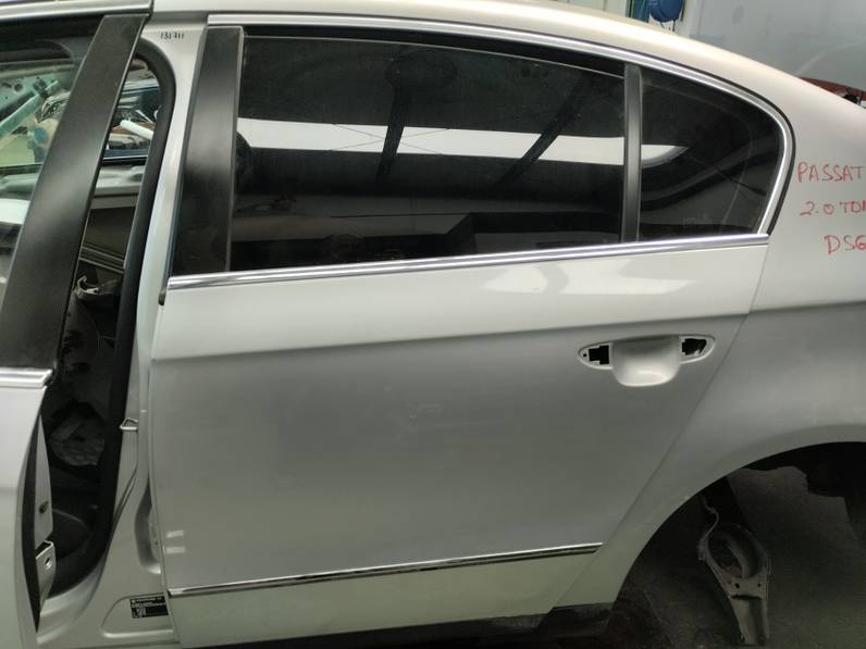 PUERTA TRASERA IZQUIERDA VOLKSWAGEN PASSAT BERLINA 2010 2.0 TDI (140 CV)