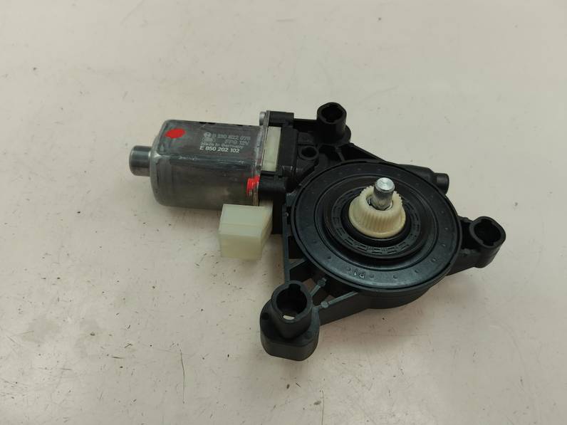 MOTOR ELEVALUNAS DELANTERO DERECHO SEAT LEON 2023 1.5 16V TSI ACT (131 CV)