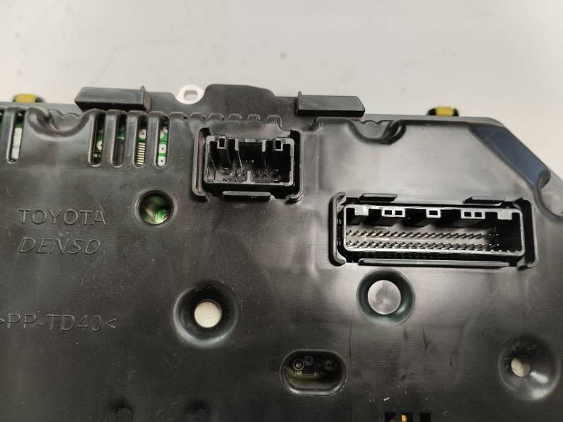 CUADRO INSTRUMENTOS TOYOTA YARIS 2015 HÍBRIDO 74 KW (101 CV)