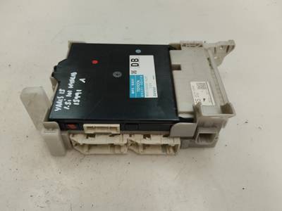 CAJA RELES FUSIBLES TOYOTA YARIS 2015 HÍBRIDO 74 KW (101 CV)