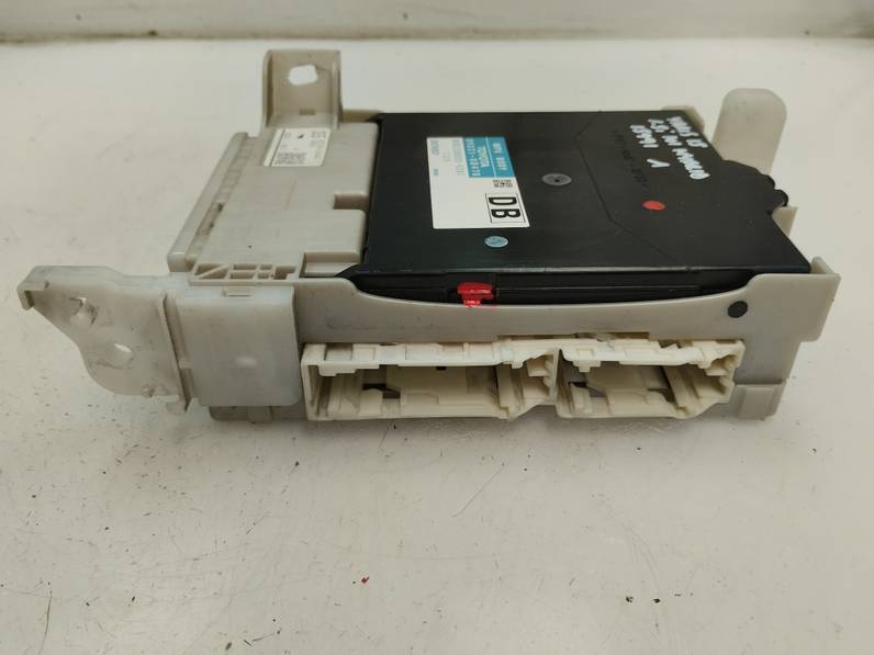 CAJA RELES FUSIBLES TOYOTA YARIS 2015 HÍBRIDO 74 KW (101 CV)