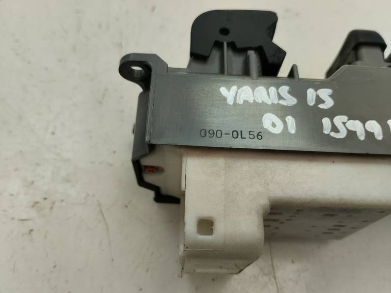 MANDO ELEVALUNAS DELANTERO IZQUIERDO TOYOTA YARIS 2015 HÍBRIDO 74 KW (101 CV)