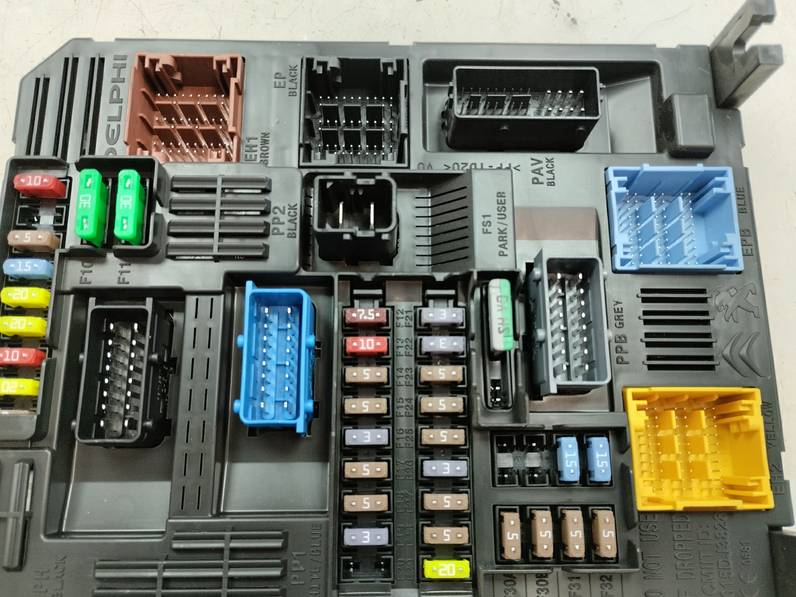 CAJA RELES FUSIBLES OPEL CORSA F 2020 1.2 (101 CV)