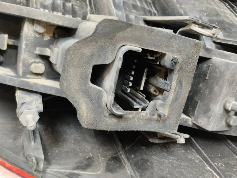 PILOTO TRASERO IZQUIERDO RENAULT SCENIC II 2006 1.5 DCI D (106 CV)