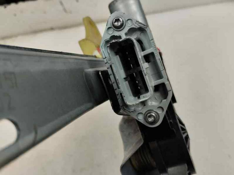 ELEVALUNAS DELANTERO IZQUIERDO RENAULT CLIO IV 2015 0.9 GASOLINA (90 CV)