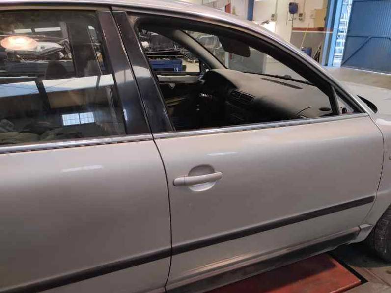 PUERTA DELANTERA DERECHA VOLKSWAGEN PASSAT BERLINA 2002 1.9 TDI (131 CV)