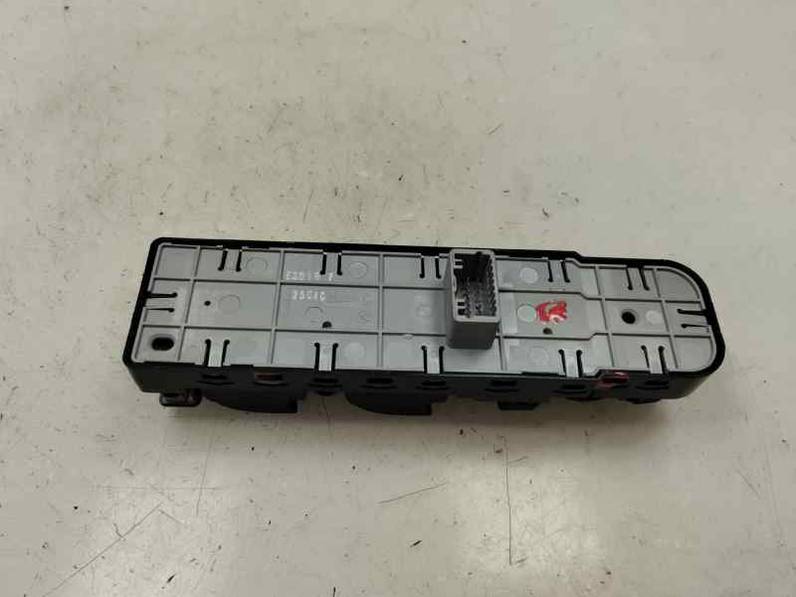 MANDO ELEVALUNAS DELANTERO IZQUIERDO RENAULT MEGANE III BERLINA 5 P 2015 1.2 TCE (115 CV)