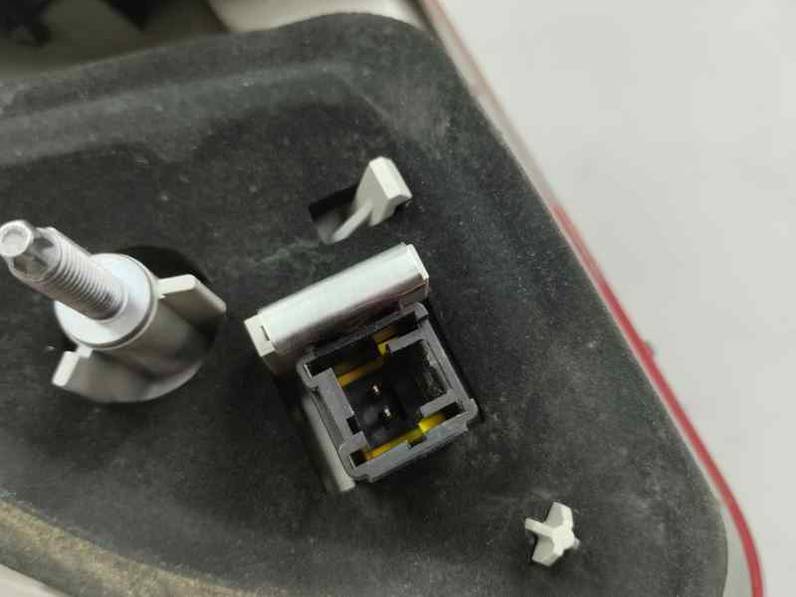 PILOTO TRASERO IZQUIERDO INTERIOR PEUGEOT 2008 2013 1.6 HDI (92 CV)