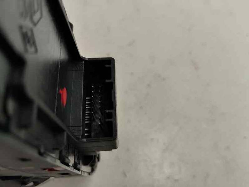 MANDO ELEVALUNAS DELANTERO IZQUIERDO RENAULT CAPTUR II 2024 1.0 LPG (137 CV)